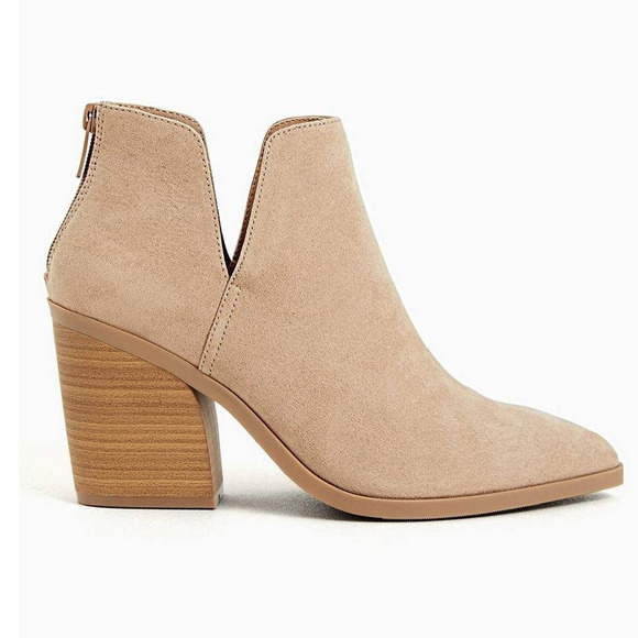 New Torrid 10WW Taupe Pointed Toe‎ V Cut Faux Suede 3" Heel Ankle Bootie Boots - Picture 1 of 3